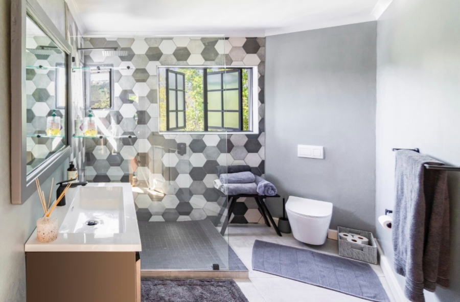 4 Bedroom Property for Sale in Leisure Isle Western Cape